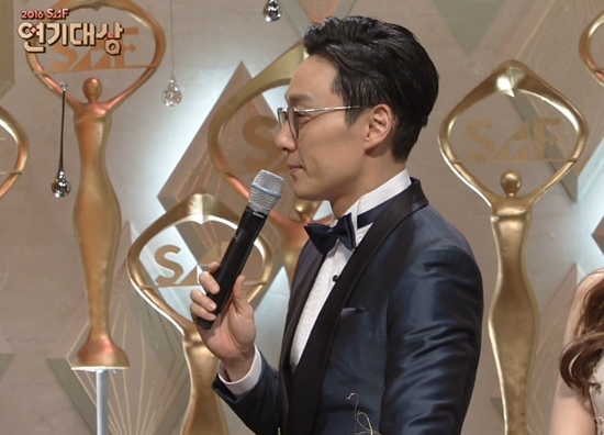 지난달31일'SBS연기대상'에서비매너진행으로논란의주인공이된이휘재가1일인스타그램을통해사과했다.(사진='SBS연기대상'캡처)