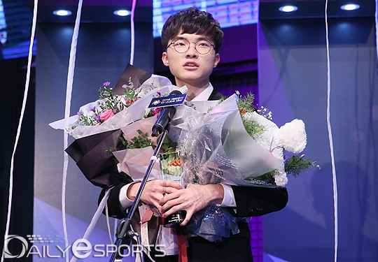 대한민국 e스포츠 대상에서 올해의 대상을 수상한 이상혁.