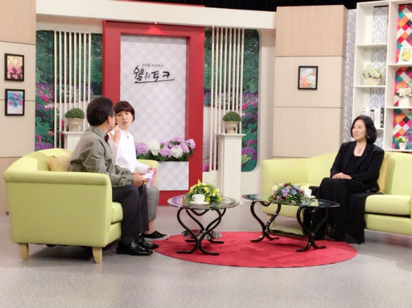 민휘아트주얼리김민휘대표가<'정한용·이성미의쉘위토크>에초대돼인터뷰하고있다.(사진=정한용-이성미의셀위토크)