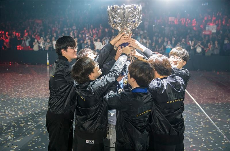 2016년 롤드컵을 차지한 SK텔레콤 T1. 올해에도 한국 지역에서 출전한 팀이 우승했다는 소식이 들려오길 기대한다.