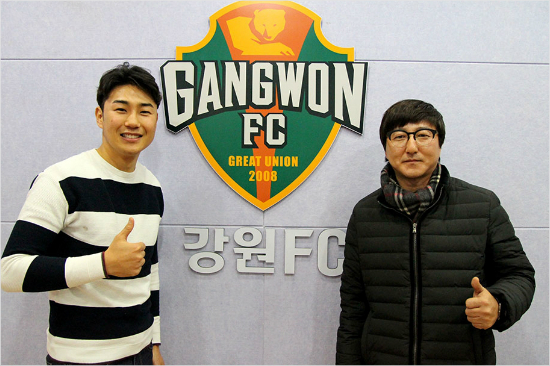 강원의전력강화팀송경섭팀장(오른쪽)과이완스카우트.(사진=강원FC제공)