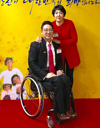 휠체어 성악가 황영택, 신체장애 극복...총리상 수상