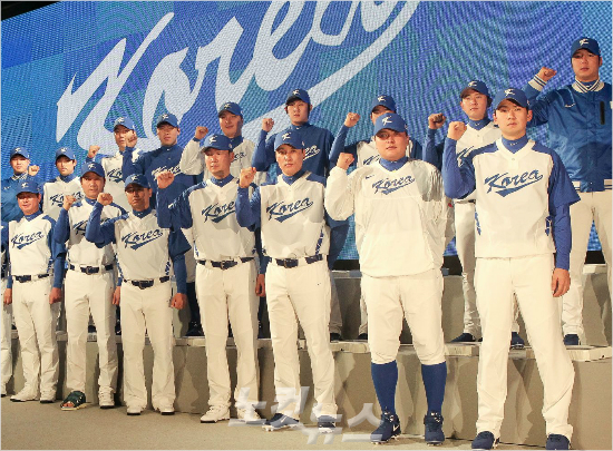 '이번에는과연얼마나바뀔까'2017WBC대표팀은선수단구성부터주축들의부상으로강제리빌딩을해야하는상황에직면해있다.사진은2013WBC국가대표팀출정식및유니폼발표회에서코치진과선수들이파이팅을외치는모습.앞줄오른쪽세번째이승엽이눈에띈다.(자료사진=노컷뉴스)
