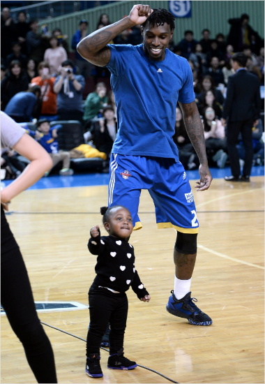 리카르도라틀리프와한국에서태어난딸.(사진=KBL제공)