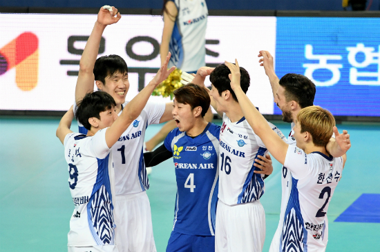 대한항공선수들이5일인천계양체육관에서ㅇㅕㅀ린NH농협2016~2017V-리그한국전력과경기에서승리를거두고환호하고있다.(사진=한국배구연맹제공)