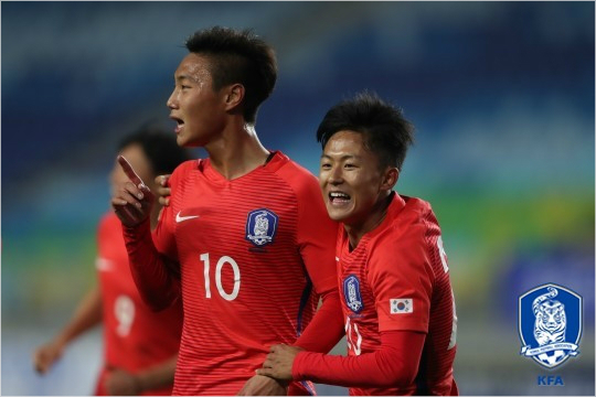 백승호(왼쪽)와이승우.(사진=대한축구협회제공)