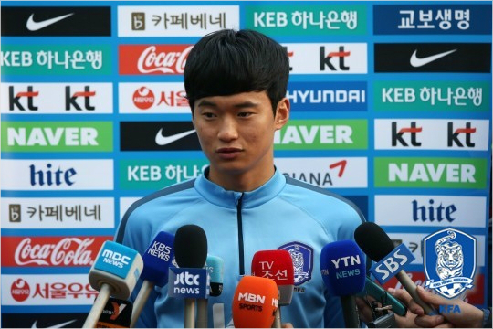 일본J리그를거쳐독일분데스리가에서활약하던국가대표측면수비수김진수는전북현대유니폼을입고K리그에데뷔할전망이다.(사진=대한축구협회제공)