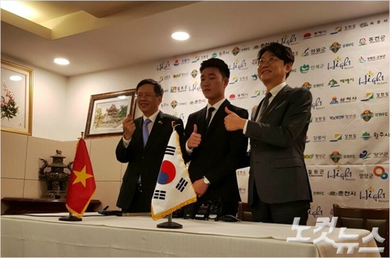 K리그클래식으로승격한강원FC는베트남출신르엉쑤언쯔엉(가운데)의입단식을서울종로구삼청동주한베트남대사관에서개최했다.K리그역대외국인선수가운데대사관에서입단식을연것은쯔엉이최초다.오해원기자