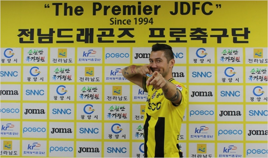 전남은헝가리리그1위비데오톤에서8골을넣어득점선두를달리던헝가리국가대표출신공격수페체신을영입해새시즌공격진구성을마무리했다.(사진=전남드래곤즈제공)