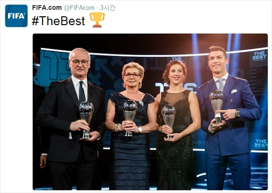 크리스티아누호날두(오른쪽)는국제축구연맹(FIFA)이선정하는2016년최고의남자선수상을수상하며지난해의맹활약을공식인정받았다.(사진=FIFA공식트위터갈무리)