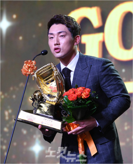 넥센서건창이2016KBO골든글러브시상식에서2루수부문골든글러브를수상한뒤소감을밝히는모습.(자료사진=이한형기자)