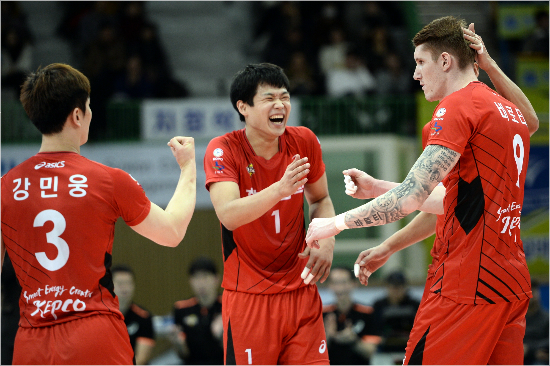 3라운드까지기대이상의돌풍으로선두경쟁을펼쳤던한국전력은4라운드들어기세가다소꺾인모습이다.OK저축은행과홈경기에서풀세트끝에승리하며급한불은껐다.(사진=한국배구연맹제공)