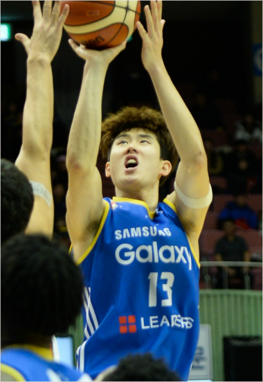 '우승의마지막퍼즐'삼성임동섭이10일SK와홈경기에서3점슛을시도하는모습.이날임동섭은3점슛6개포함,데뷔후최다25점을넣었다.(잠실=KBL)