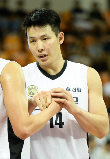 '부경아,빨리돌아와라'SK는올시즌9위에처져있지만플레이오프진출에대한희망을버리지않고있다.상무에서제대하는최부경의복귀이후대반전을노린다.(자료사진=KBL)