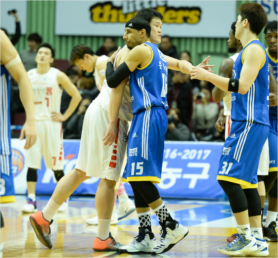'졌구나...'SK송창무(가운데)가10일삼성과원정을마친뒤상대주장문태영(15번)과포옹을하며인사를나누는모습.그뒤로변기훈(7번)과최준용등SK선수들이아쉬워하는모습.(잠실=KBL)