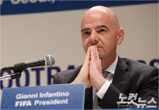 국제축구연맹(FIFA)은지안니인판티노회장의공약이었던월드컵출전권확대를2026년부터48개국으로크게늘리는데최종합의했다.황진환기자