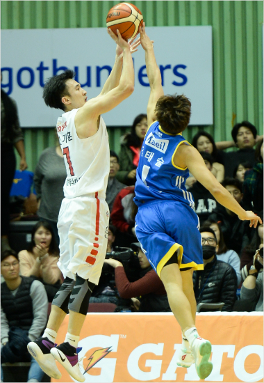 '슬램덩크전호장인가'삼성김태술(오른쪽)이10일SK와홈경기에서변기훈의슛을막아내는모습.(자료사진=KBL)