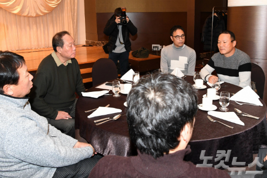 '대표팀을어떻게꾸릴까?'2017월드베이스볼클래식에나서는김인식감독을비롯한코치진이11일리베라호텔에서열린예비소집에참석해선수선발에대한얘기를나누고있다.(사진=박종민기자)
