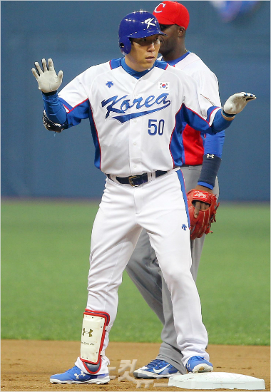 '이번에는안돼요'김현수는소속팀볼티모어의상황에따라2017WBC출전을고사했다.사진은'2015서울슈퍼시리즈'쿠바와평가전모습.(자료사진=박종민기자)