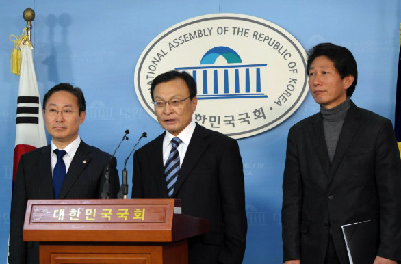 11일 기자회견하는 박범계 의원, 이해찬 의원(가운데), 오상호 노무현재단 사무처장