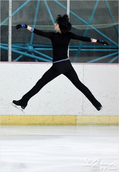 '피겨왕자'차준환(16)이12일서울태릉빙상장에서진행된공개훈련에서점프를선보이고있다.(사진=박종민기자)