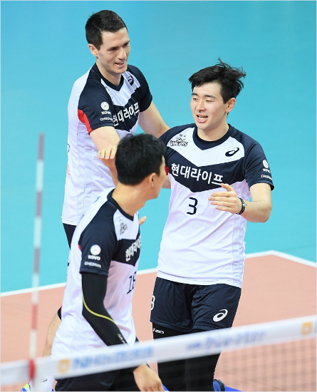 온전하지않은주전세터노재욱의허리와경기력이고민인외국인선수톤의부진은남자부선두를달리는현대캐피탈의최대고민이다.(사진=한국배구연맹제공)