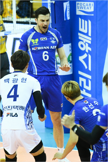 가스파리니는KB손해보험과원정경기에서트리플크라운급활약으로승리를이끌며대한항공을남자부선두로이끌었다.(사진=한국배구연맹제공)