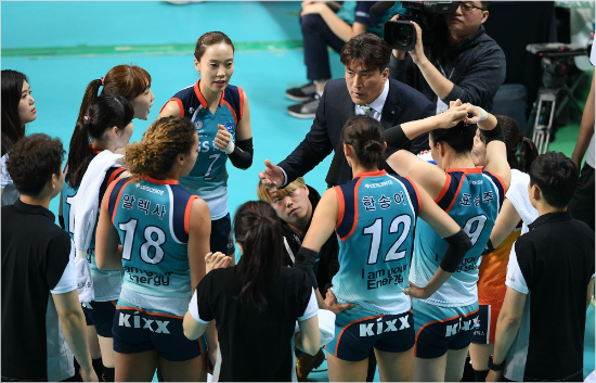 시즌도중GS칼텍스지휘봉은잡은'40대젊은지도자'차상현감독은빠르게선수단분위기를바꾸는데성공했다는평가를받는다.(사진=한국배구연맹제공)