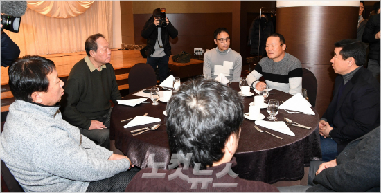 '오승환뽑자고요'선동열(왼쪽부터),김인식감독,송진우,김평호,김광수코치등WBC코치진이11일선수단예비소집일에서선수선발과관련한회의를하는모습.(자료사진=박종민기자)