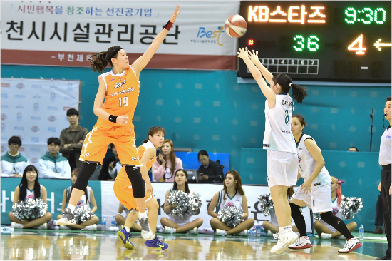 2016-2017시즌여자프로농구코트에신선한바람을불러일으킨청주KB스타즈의신인박지수(사진왼쪽)와부천KEB하나은행의김지영(사진제공=WKBL)
