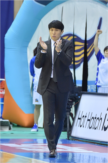 아산우리은행의위성우감독(사진제공=WKBL)