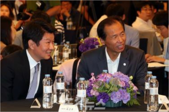 제40회대한체육회집행부부회장으로선임된정몽규대한축구협회장(왼쪽)과최문순강원도지사.(자료사진=노컷뉴스)