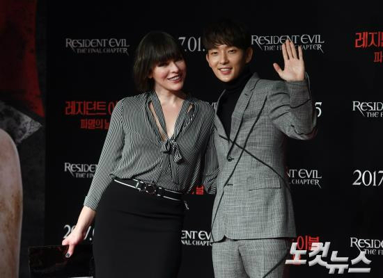 할리우드배우밀라요보비치와이준기가13일오전서울종로구포시즌스호텔에서진행된영화‘'레지던트이블:파멸의날'내한기자간담회에참석해포토타임을갖고있다.(사진=황진환기자)