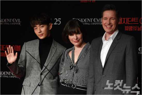 배우이준기(왼쪽부터),밀라요보비치,폴앤더슨감독이13일오전서울종로구포시즌스호텔에서진행된영화‘레지던트이블:파멸의날'내한기자간담회에참석해포토타임을갖고있다.(사진=황진환기자)