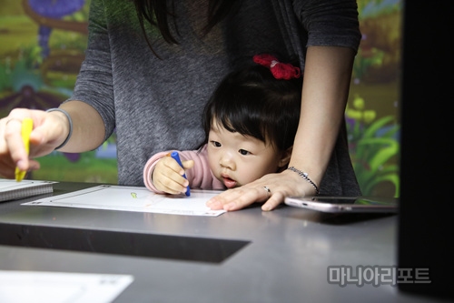 ▲아이들이직접그린그림을매직씨에형상화할수있다.사진=노대겸객원기자
