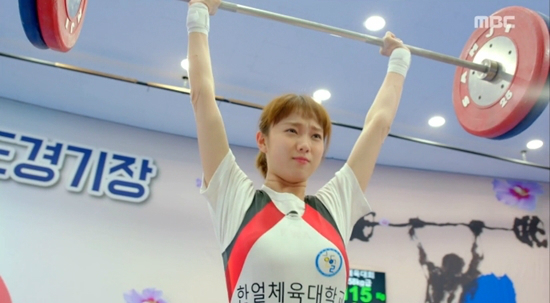 이성경은MBC수목드라마'역도요정김복주'에서21살역도선수'김복주'역할을맡았다.(사진=역도요정김복주캡처)
