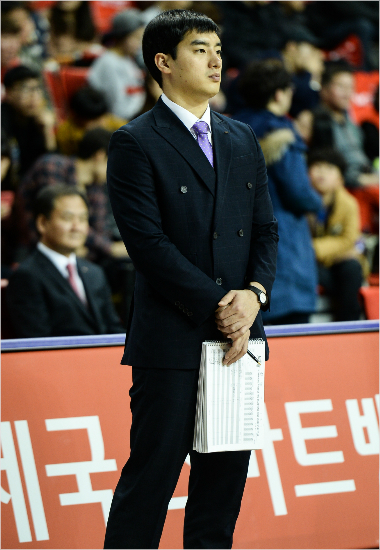 모비스임상욱매니저.경기사진중매니저가주인공으로나오는사진은찾아보기힘들다.(사진=KBL제공)