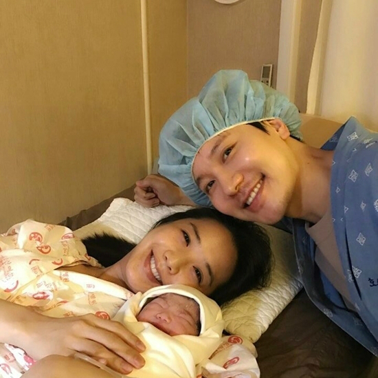 김정근-이지애부부가결혼7년만인지난14일,딸을낳았다.(사진=김정근아나운서인스타그램캡처)