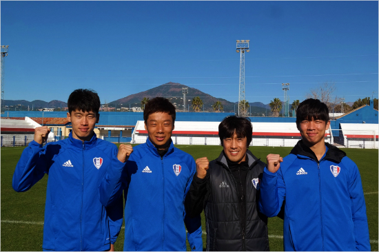 수원주장염기훈(왼쪽에서두번째).(사진=수원삼성제공)