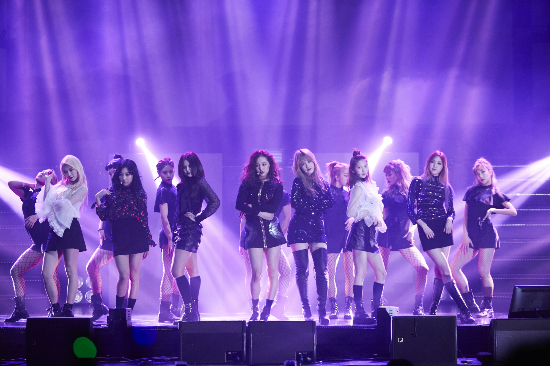 '파격 변신' 씨엘씨(CLC), '현아色' 입다 (종합)