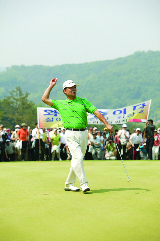 2005년매경오픈에서우승컵을들어올린최상호.사진=KPGA제공