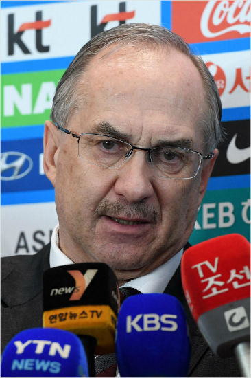 울리슈틸리케감독과축구대표팀은오는3월23일중국창사에서중국과2018러시아월드컵아시아지역최종예선6차전을치르고5일뒤국내에서시리아를상대한다.박종민기자