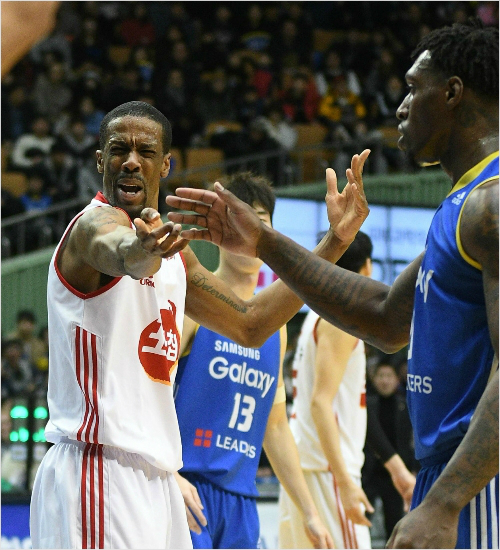 경기중비신사적행동으로벌금징계를받은애런헤인즈(왼쪽)와리카르도라틀리프(오른쪽).(사진=KBL제공)