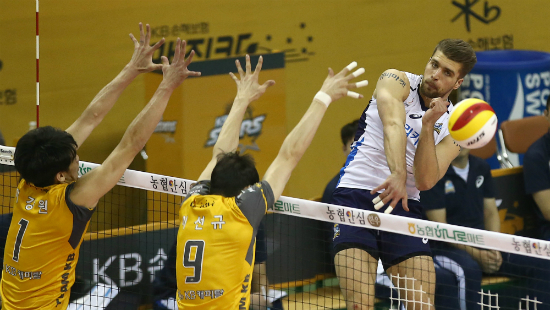 우리카드파다르가18일열린KB손해보험과경기에서공격을시도하고있다.(사진=우리카드제공)