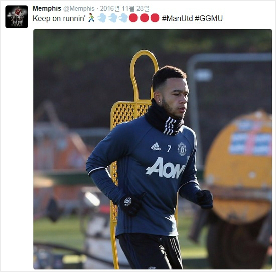 잉글랜드프리미어리그맨체스터유나이티드의조세무리뉴감독은자신의부임후완전히주전경쟁에서밀린네덜란드출신공격수멤피스데파이를결국정리했다.데파이는프리미어리그가아닌프랑스리그1의올랭피크리옹으로이적이유력하다.(사진=멤피스데파이공식트위터갈무리)