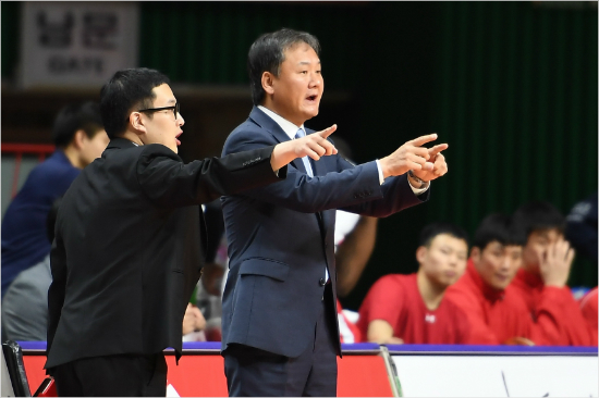 유재학감독옆에서외국인선수들에게전술을전달중인모비스차길호통역.(사진=KBL제공)