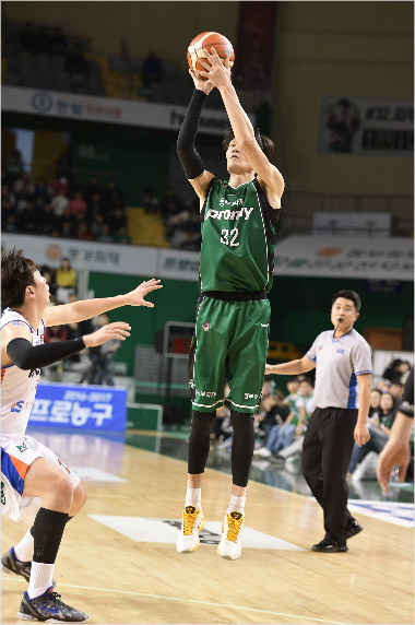 3점슛을시도하는원주동부김주성(사진제공=KBL)