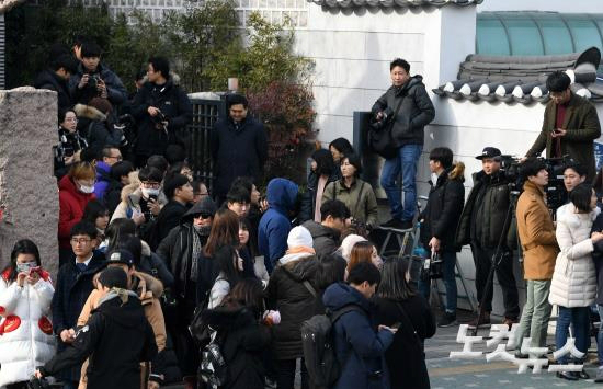 19일오후가수비와배우김태희의혼인미사로알려진서울종로구가회동성당에취재진및팬들이대기하고있다.(사진=이한형기자)