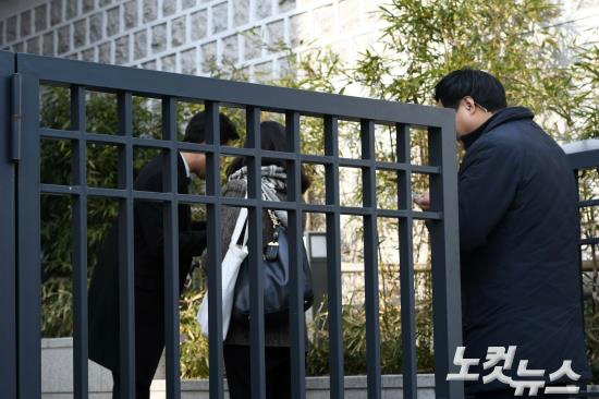 19일오후가수비와배우김태희의혼인미사로알려진서울종로구가회동성당에경호원들이삼엄한경비를펴고있다.(사진=이한형기자)