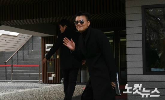 19일오후가수비와배우김태희의혼인미사로알려진서울종로구가회동성당에가수박진영이하객으로참석하고있다.(사진=이한형기자)